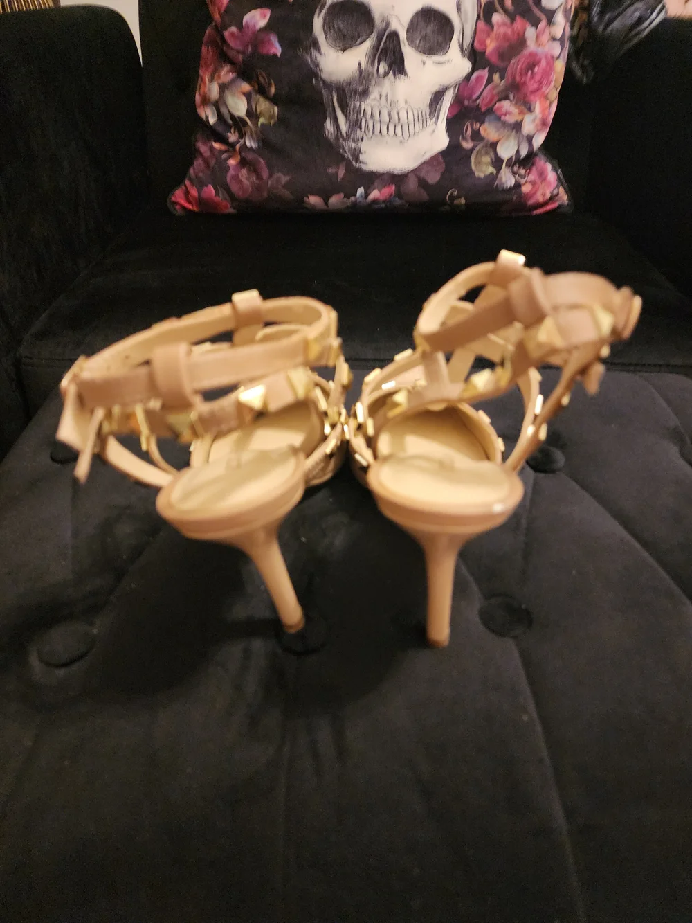 BCBG Pointed Nude Patent Leathet Heels with Gold Pyramid Studs Size 7.5